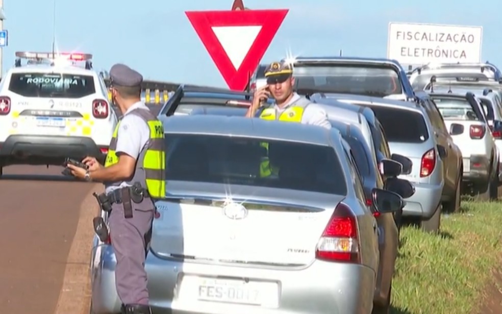 Veículos estacionados nas margens do Anel Viário Sul foram multados e guinchado neste primeiro dia de Agrishow, em Ribeirão Preto, SP — Foto: Reprodução/EPTV
