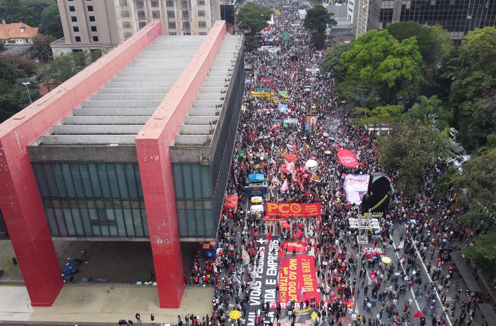 Manifestantes ocupam a Avenida Paulista, em São Paulo, para protestar contra o governo Bolsonaro neste sábado (19) — Foto: Ronaldo Silva/Futura Press/Estadão Conteúdo