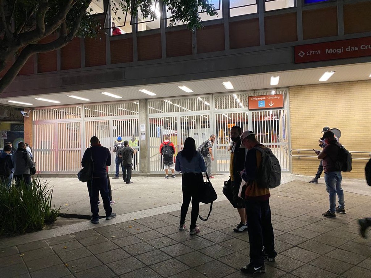 Usuários da CPTM encontram estação fechada em Mogi das ...