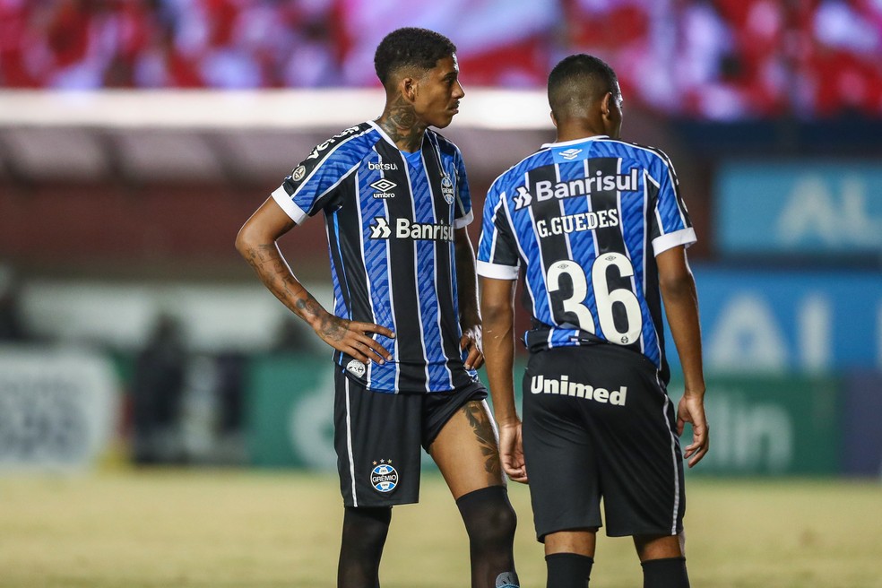 Lateral da base surpreende em estreia no Gre-Nal e ganha elogios de Renato