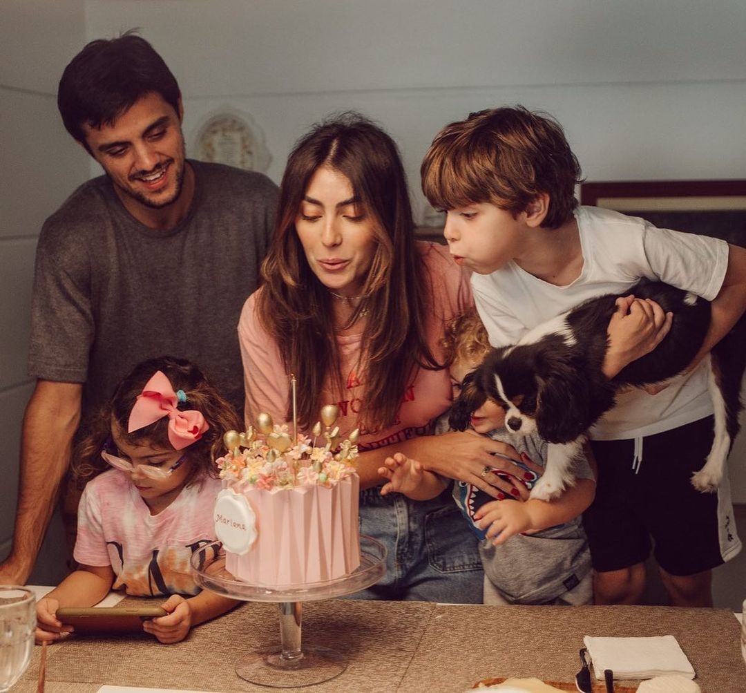 Marian Uhlmann, Felipe Simas e os filhos (Foto: Reprodução Instagram)