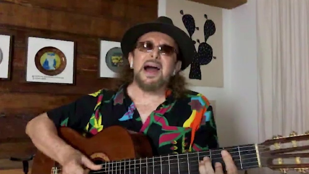 Geraldo Azevedo tamb�m cantou alguns de seus sucessos � Foto: Reprodu��o/TV Globo