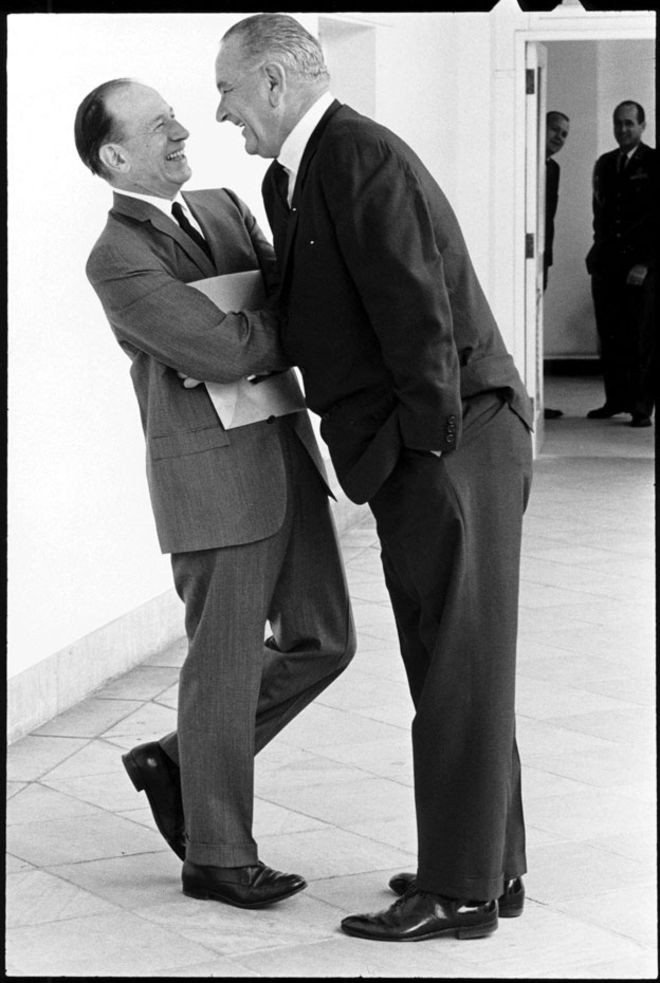 Lyndon Johnson era famoso por sua postura dominante (Foto: YOICHI OKAMOTO/WHITE HOUSE, via BBC News Brasil)