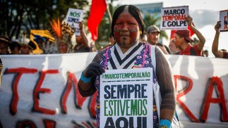 Indígenas protestam na Esplanada dos Ministérios contra a votação de projeto — Foto: Brenno Carvalho/Agência O Globo