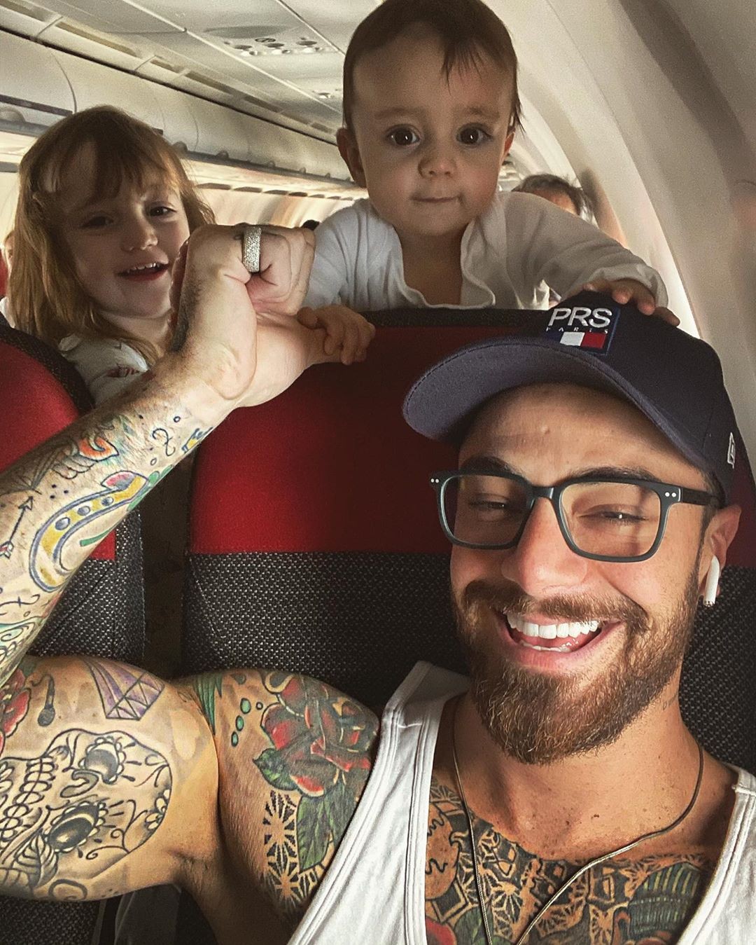 Felipe Titto faz novas amizades durante voo (Foto: Reprodução/Instagram)