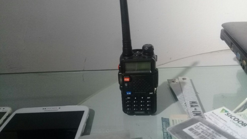 Rádio copiava a frequência da polícia (Foto: Leandro Manhães/TV Anhanguera)