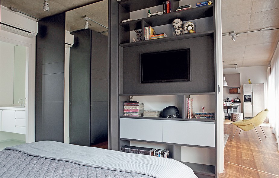 No projeto da arquiteta Andrea Reis, o armário se desdobra no móvel da TV, que funciona também como estante. Apostar em soluções multiuso é fundamental para apartamentos pequenos, como este, de 70 m²