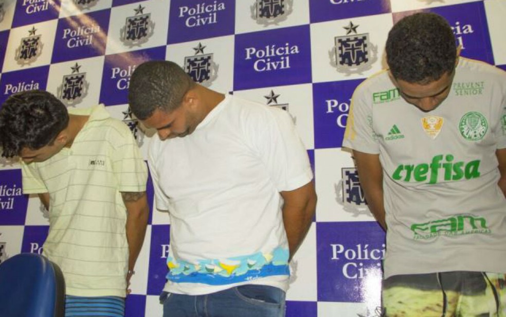 Outros quatro homens suspeitos de executarem o crime foram presos. Três deles estão na foto (Foto: Ed Santos/Site Acorda Cidade)