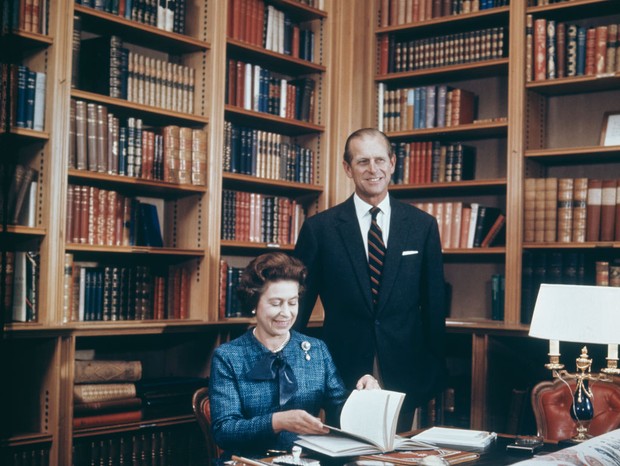 Queen Elizabeth and Prince Philip, the Duke of Edinburgh (1921 - 2021) in the study at Balmoral Castle, Scotland, 26th September 1976. (Photo by Keystone/Hulton Archive/Getty Images) (Foto: Getty Images)