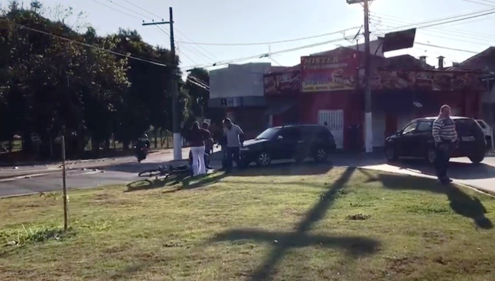 Acidente mobilizou pessoas que passavam por rua em Itapetininga (Foto: Lynne Aranha/TV TEM)