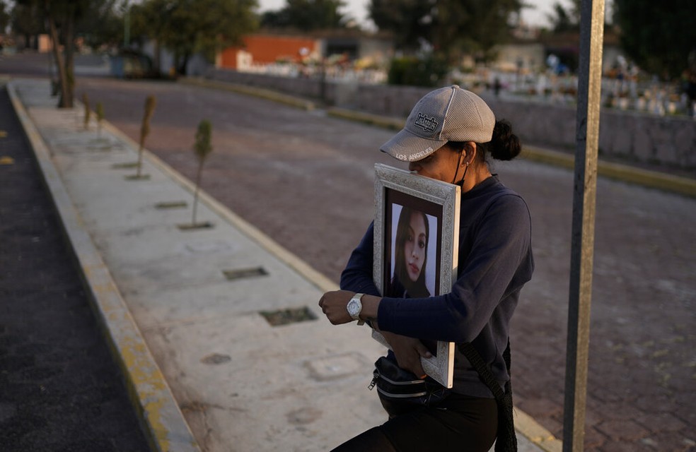 Amiga da mexicana Monica Citlalli Díaz, assassinada no Estado do México, carrega uma foto em seu funeral, em 11 de novembro de 2022. — Foto: Eduardo Verdugo/ AP 