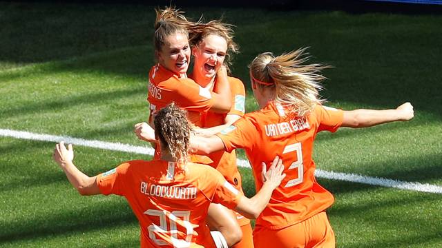 Miedema comemora o primeiro gol da Holanda no jogo