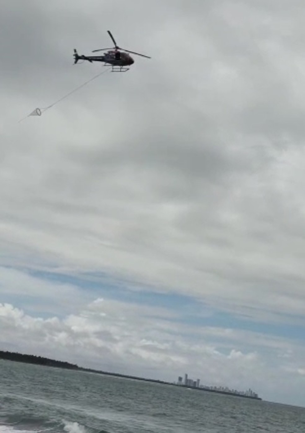 Helicóptero faz buscas para tentar localizar pescador que estaria desaparecido após barco ficar á deriva no Cabo — Foto: Reprodução/WhatsApp