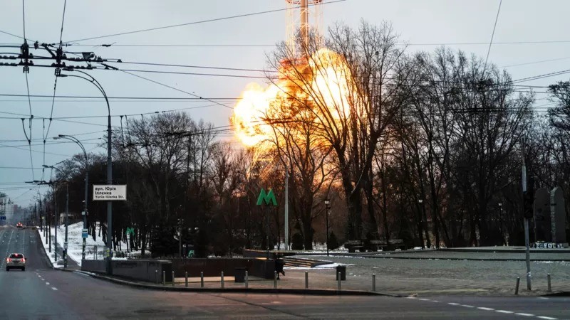 Explosão em uma torre de TV em Kiev, no dia 1 de março de 2022 (Foto: Reuters via BBC)