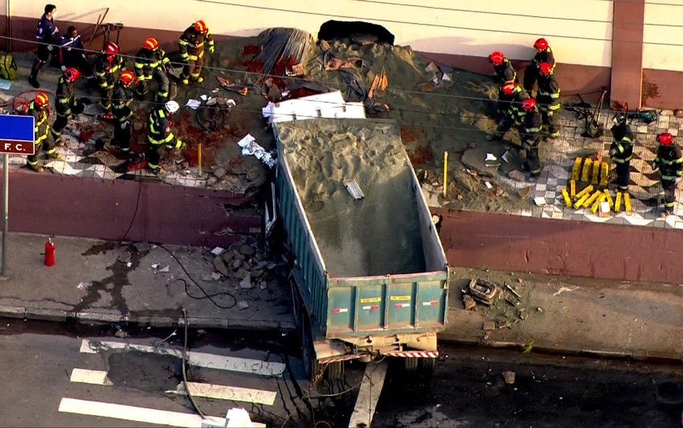 Uma pessoa ficou ferida depois que caminhão desgovernado invadiu mercado em Cotia (Foto: TV Globo/Reprodução)