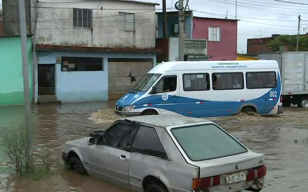 alagemento zl4 - Um dia após chuva, moradores enfrentam alagamentos na Zona Leste de SP