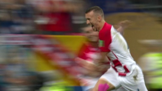 Bola sobra na área, e Perisic enche o pé para fazer um belo gol e empatar