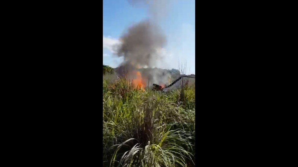 Vídeo mostra avião em chamas logo após a queda — Foto: Reprodução