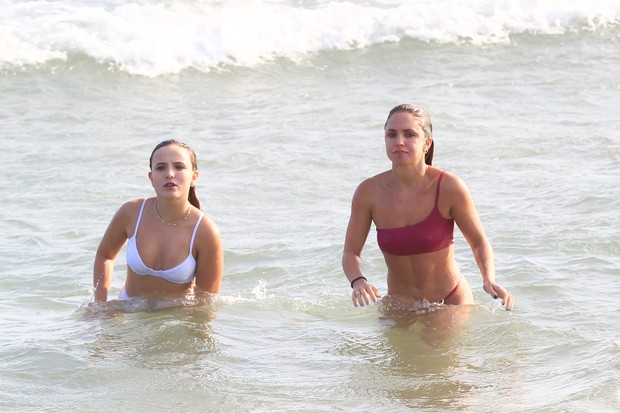 Larissa Manoela curte praia no Rio de Janeiro (Foto: Fabricio Pioyani/AgNews)