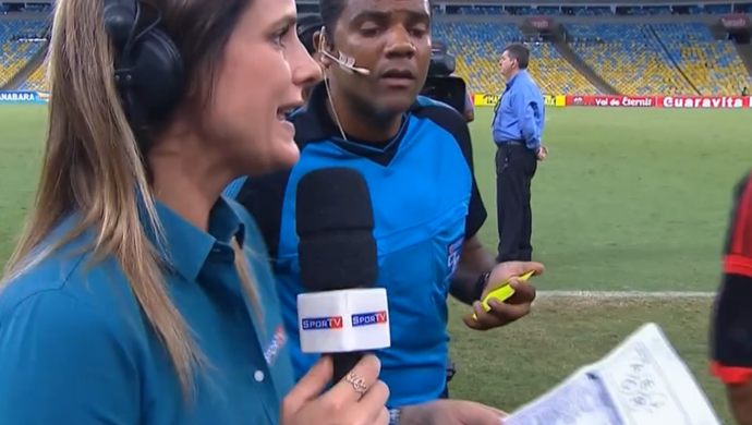 Quarto árbitro cola as substituições do Flamengo de repórter do SporTV