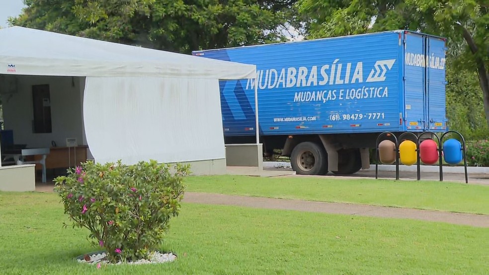 Caminhão de mudança passa pelo portão de serviço do Palácio da Alvorada, em Brasília — Foto: Raerbeson Carvalho/TV Globo