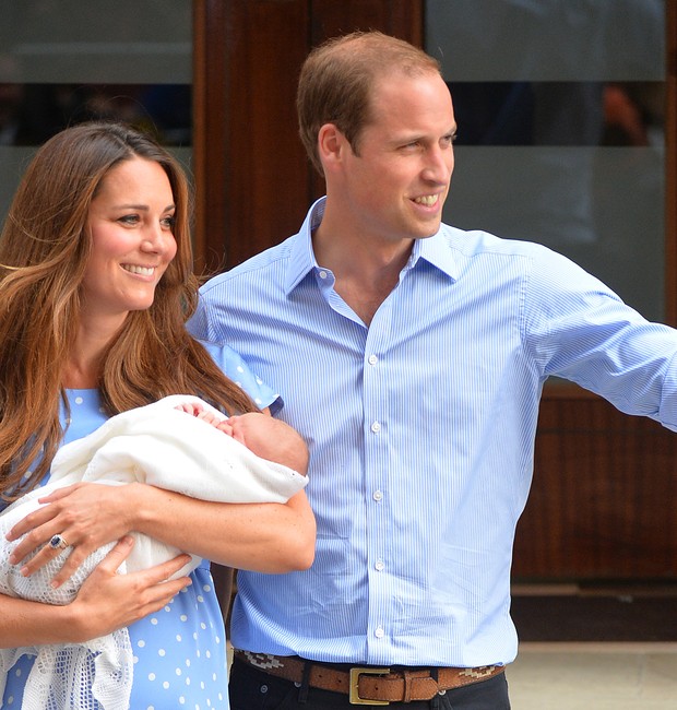 William e Kate apresentam seu filho na porta do Hospital St. Mary (Foto: LEON NEAL / AFP)