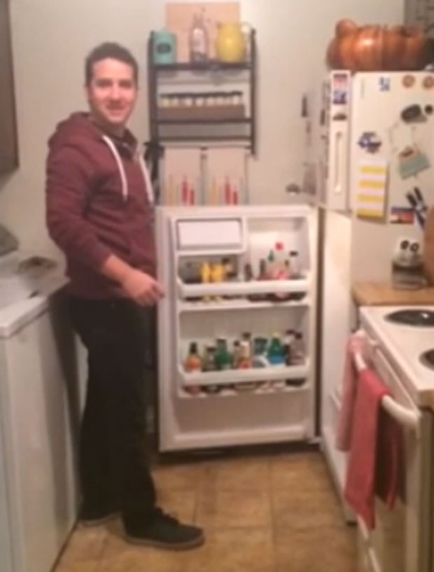 Ao abrir geladeira, homem se deparou com notícia inesperada (Foto: Reprodução/YouTube/Texasagg2010)