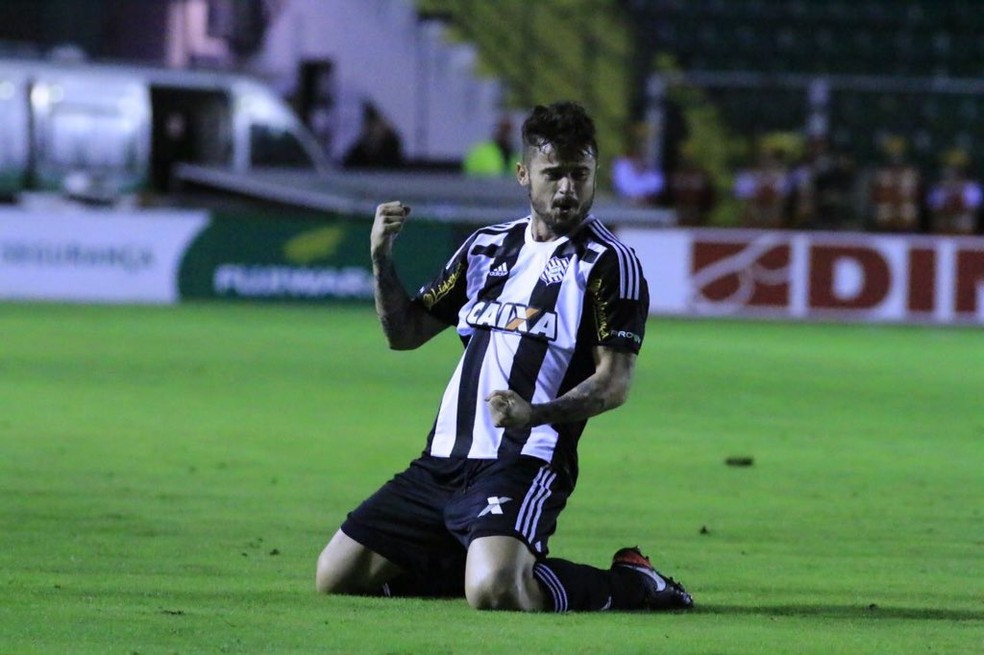 Com Golaco Contra O Londrina Figueirense Volta A Vencer Apos Oito Jogos E Deixa O Z 4 Brasileirao Serie B Ge