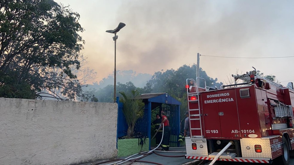 Escola estadual no bairro Nova Marília foi atingida por incêndio — Foto: Flávio Coelho/ TV TEM 