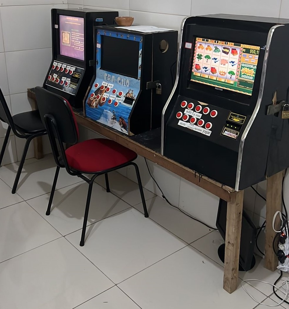 Máquinas apreendidas em casa de jogos de azar em Maceió — Foto: Oplit