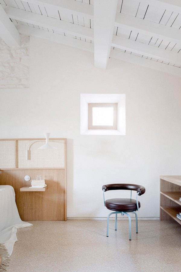 Décor do dia: quarto com escritório tem estilo minimalista e madeira clara (Foto: Simone Bossi)