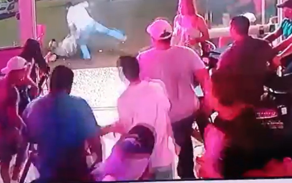 Homem leva surra após bater em mulher em bar de Santa Helena de Goiás — Foto: Reprodução/TV Anhanguera