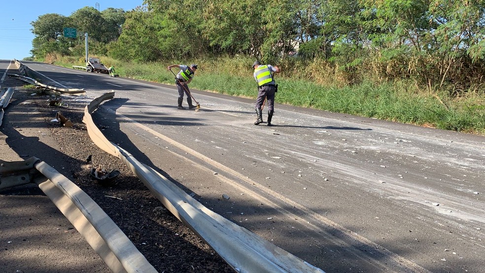 Acidente com caminhão matou motorista na Rodovia Assis Chateaubriand (SP-425), em Presidente Prudente (SP) — Foto: Paula Sieplin/TV Fronteira