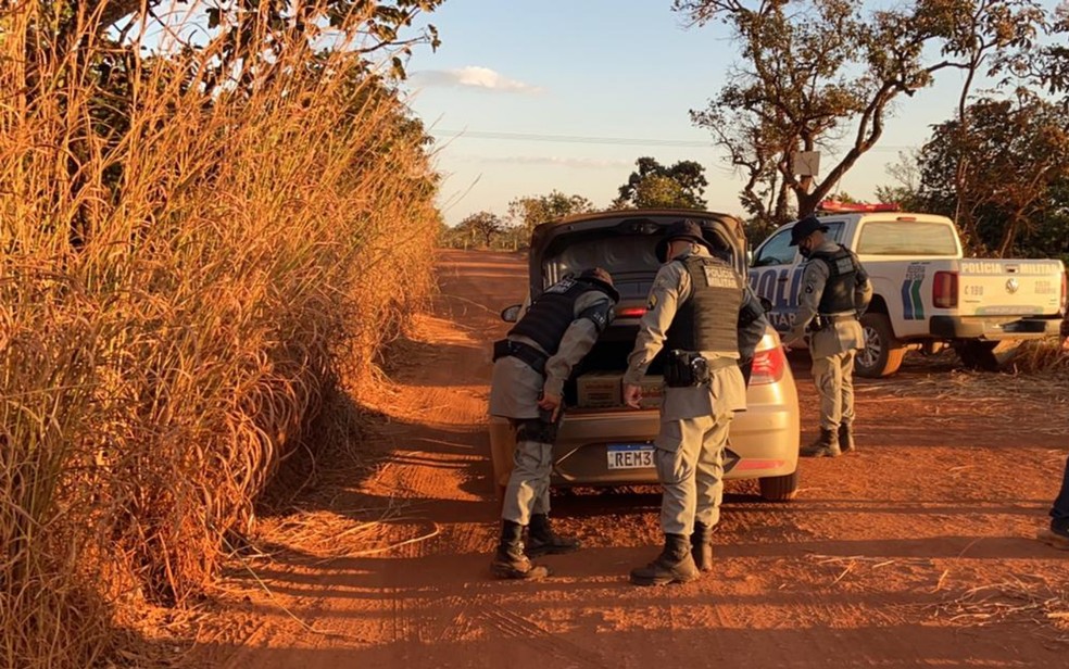 PMs revistam carros e moradores para entrarem em área de buscas por Lázaro Barbosa em GO — Foto: Guilherme Rodrigues/G1