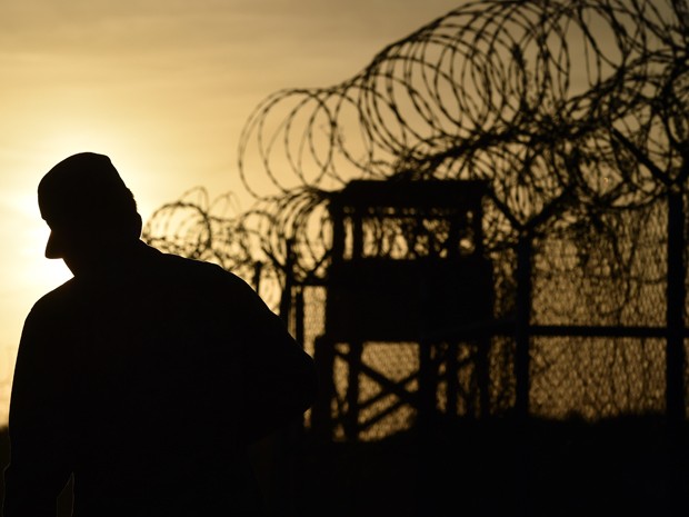 Soldado caminha perto de cerca na prisão de Guantánamo, em foto de 9 de abril de 2014 (Foto: AFP Photo/Mladen Antonov)