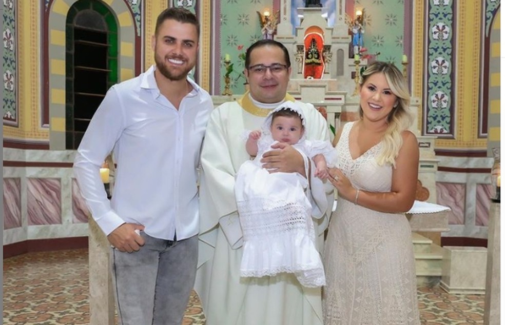 Zé Neto, Angelina e Natália Toscano durante batismo em Cedral — Foto: Reprodução/Instagram 