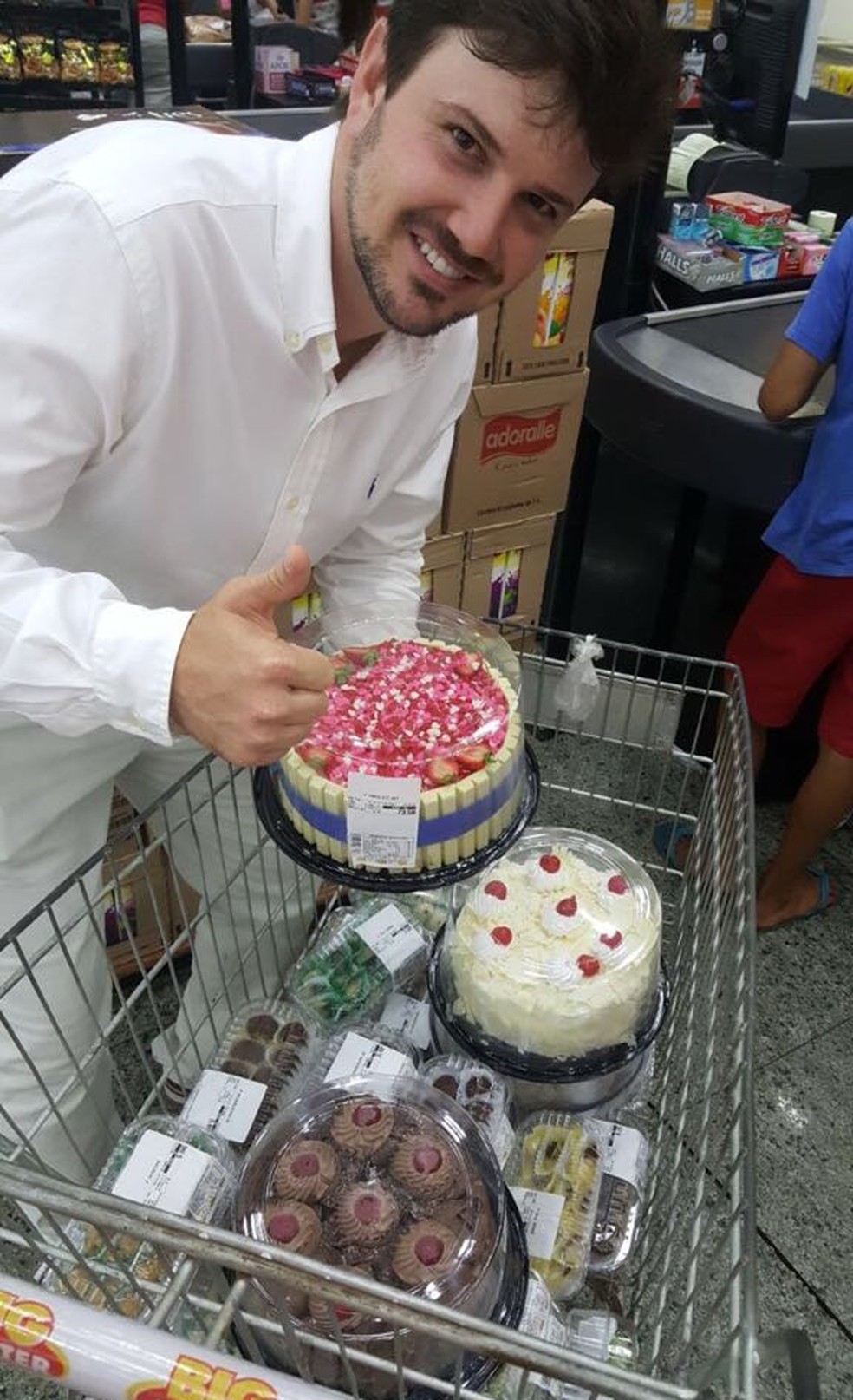 Padrinhos e família do casal compraram comida, doces, bebida e convidados ajudaram (Foto: Arquivo pessoal)