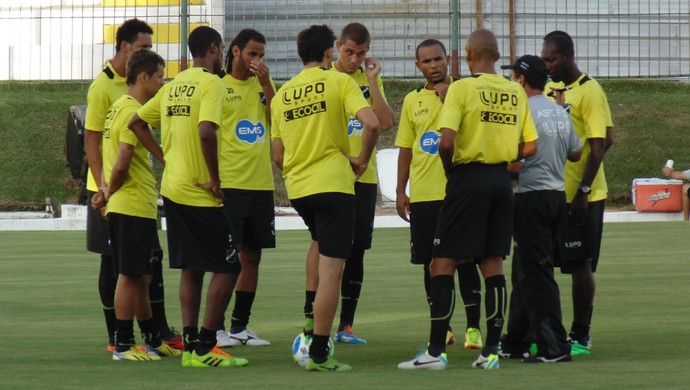 Zé Teodoro convrda com jogadores do ABC (Foto: Jocaff Souza)
