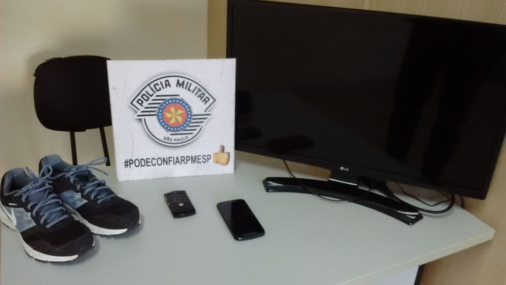 Eletrônicos e o par de tênis roubados foram recuperados e devolvidos à dona da casa — Foto: Polícia Militar/Divulgação