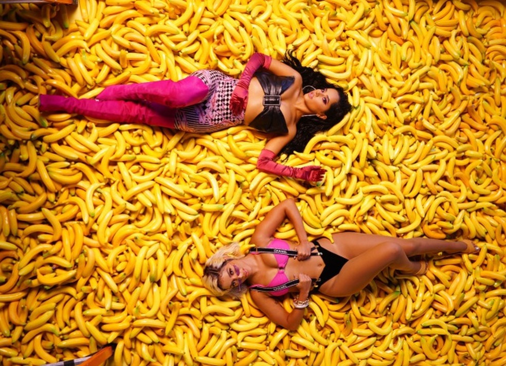 Anitta Posa Com Becky G Em Piscina De Bananas Para Divulgar Novo Single Musica G1