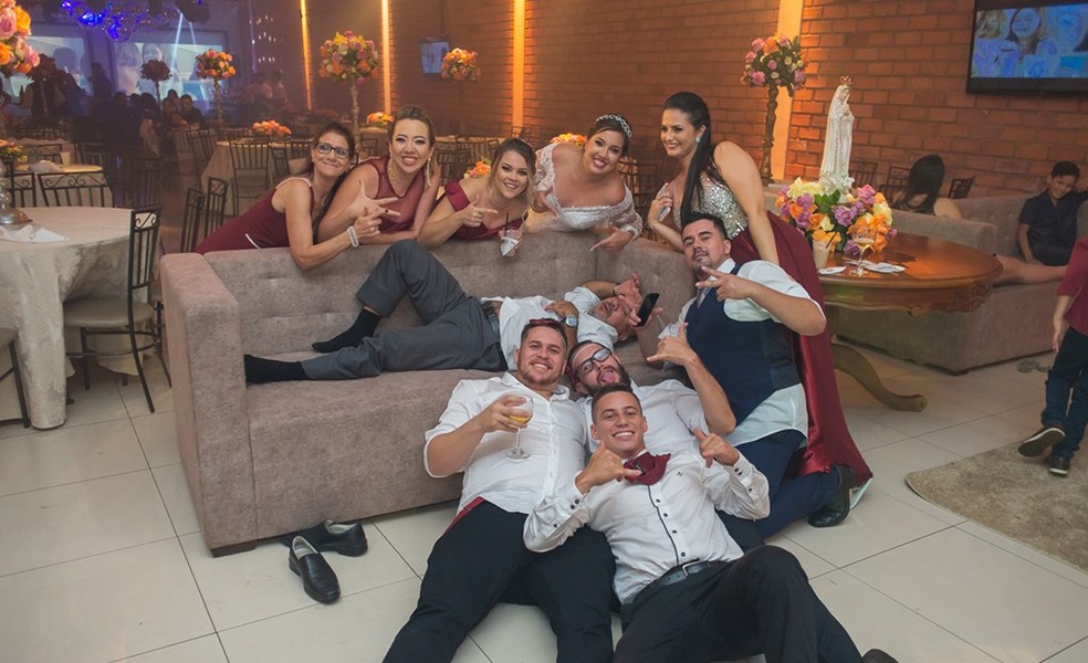 Convidados emendaram fim da festa de casamento e foram para a casa dois noivos em MS — Foto: Anderson Vila Marques/Arquivo Pessoal