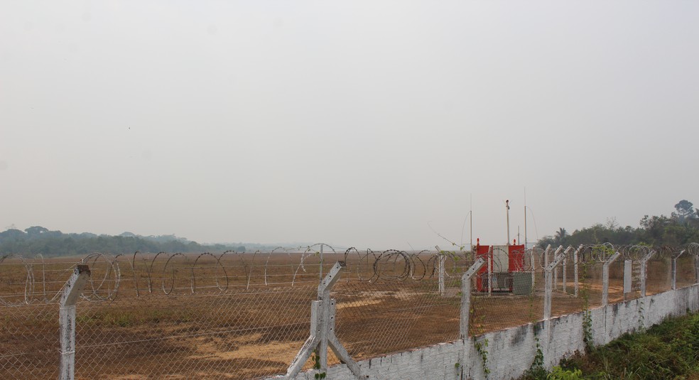 Pista do aeroporto de Porto Velho segue encoberta de fumaça — Foto: Jheniffer Núbia