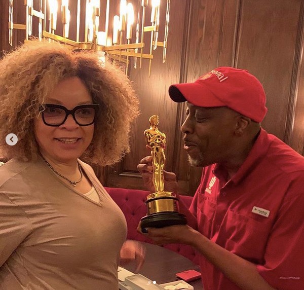 Arsenio Hall e a figurinista vencedora do Oscar que trabalhará em Um Príncipe em Nova York (Foto: Reprodução/Instagram)