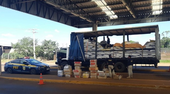 Pol&iacute;cia apreende 3,7 toneladas de maconha escondidas em carga de ...