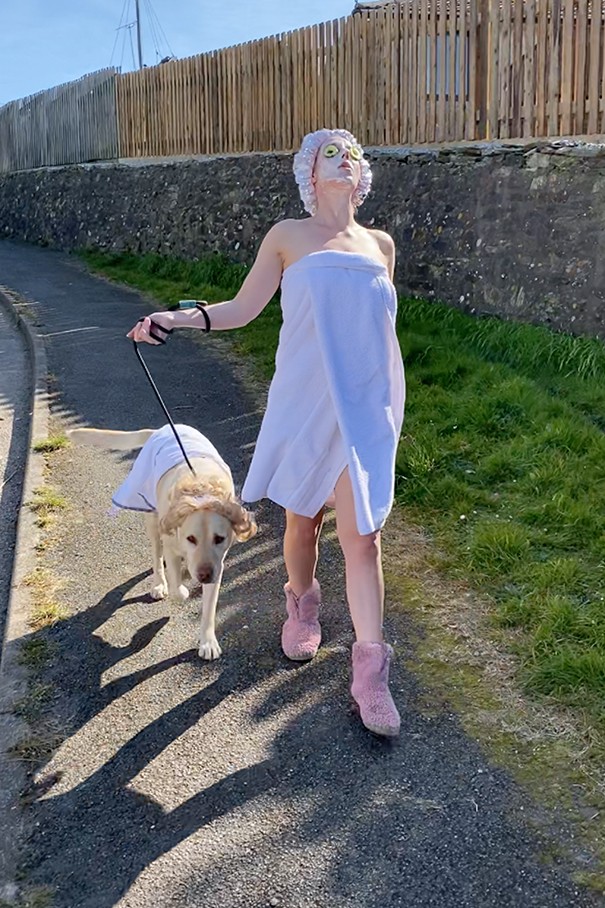 Mulher escolhe looks divertidos para passear com seu cão durante a quarentena (Foto: Reprodução)