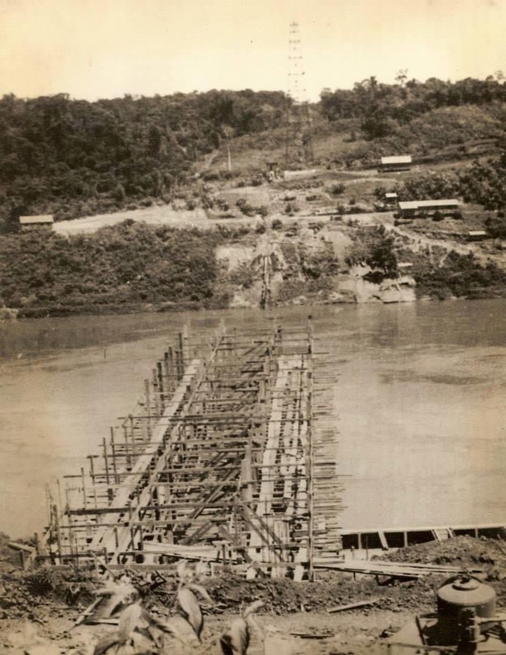 Início da construção da Ponte da Amizade nos anos 50 — Foto: Livro: 