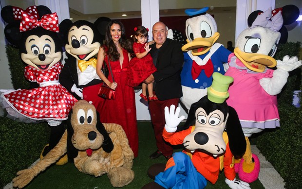 Daniela e Amilcare com os personagens Disney  (Foto: Manuela Scarpa/Photo Rio News)