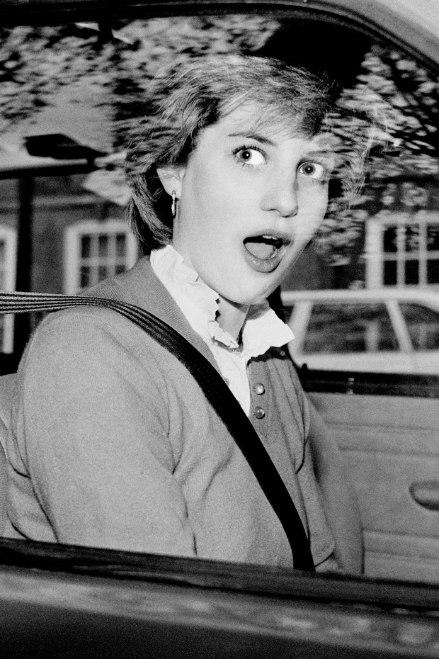 LONDON, UNITED KINGDOM - NOVEMBER 1980: Lady Diana Spencer is startled after stalling her new red Mini Metro outside her Earls Court flat in London just days before her engagement to Prince Charles was announced.  (Photo by Tom Stoddart/Getty Images) (Foto: Getty Images)