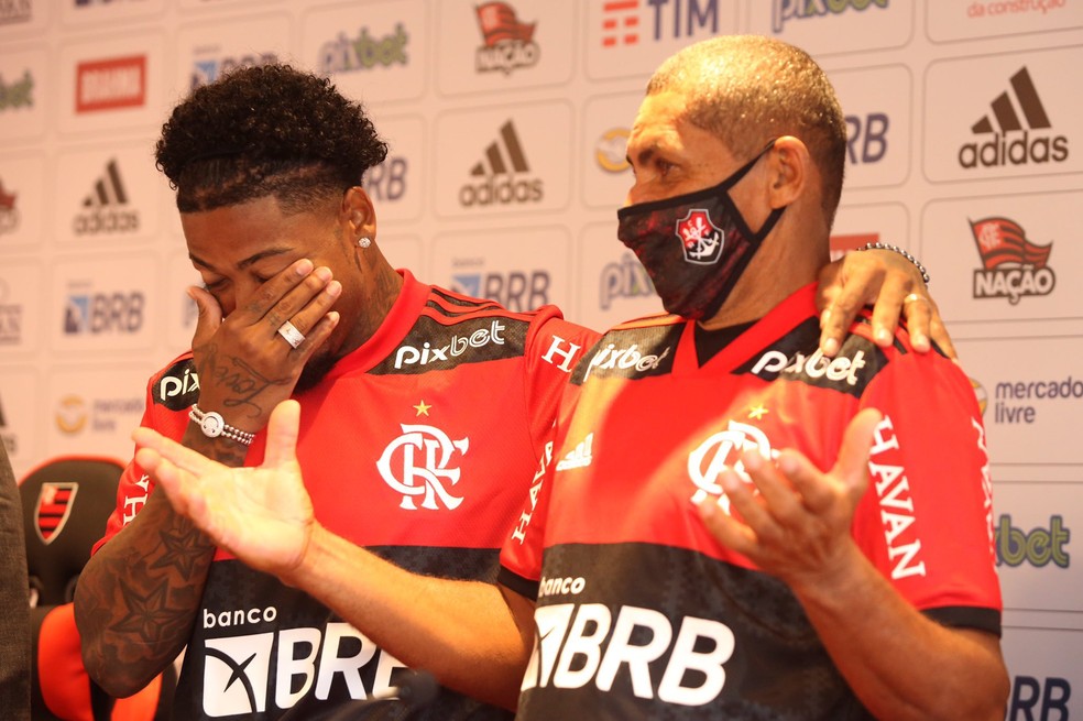 Marinho e Seu Zé Carlos com a camisa do Flamengo — Foto: Gilvan de Souza / CRF