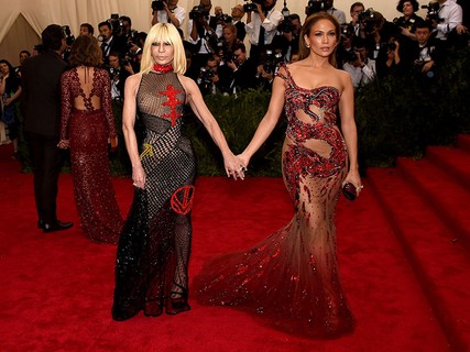 E teve ainda Donatella Versace e Jennifer Lopez com looks superousados